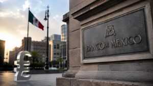 Banxico pausa la tasa mientras el peso mexicano sigue bajo vigilancia.