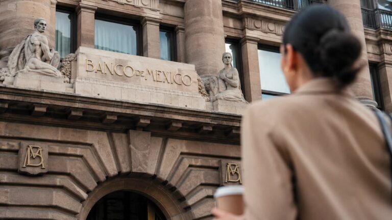 El dato de servicios que Banxico no puede ignorar aunque la inflación baje