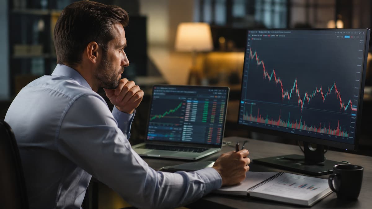 Trader revisa condiciones del bono de depósito de RADEX antes de operar.