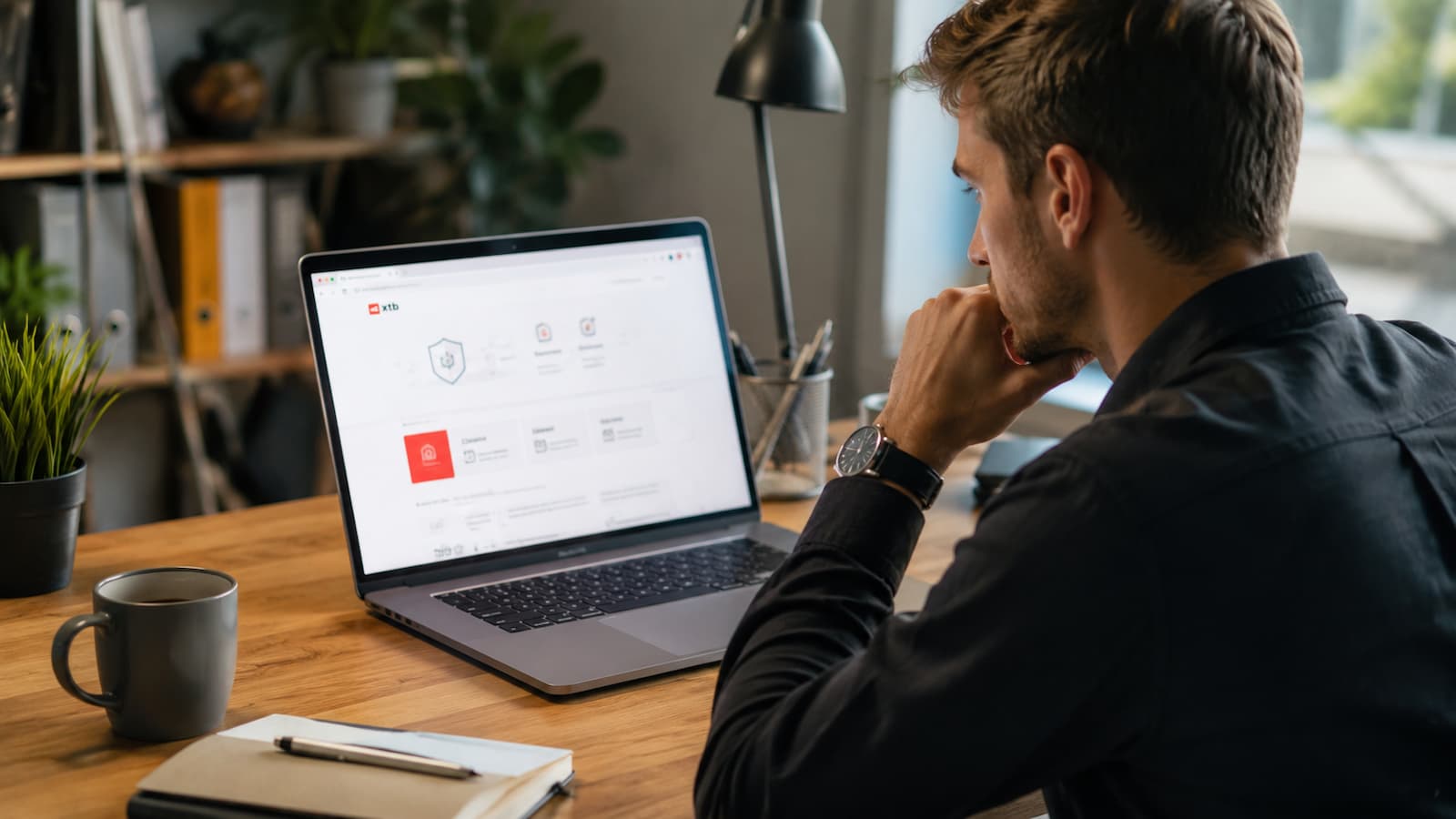 Usuario revisando condiciones de XTB antes de elegir bróker