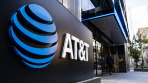 AT&T mejora beneficios y altas en fibra aunque sus ingresos quedan debajo del consenso.
