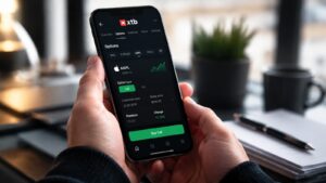 App de XTB mostrando la operativa con opciones financieras