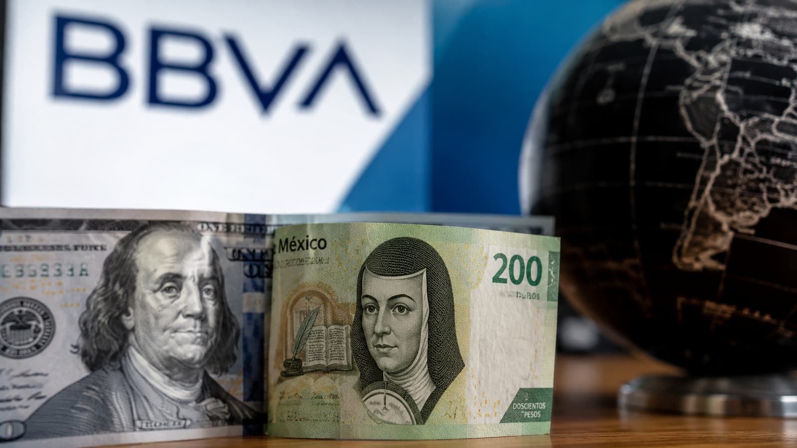 BBVA prevé una depreciación moderada del peso hacia el cierre de 2026