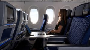 Fila Economy Plus de United con asiento medio vacío y mesa compartida en el A321XLR.