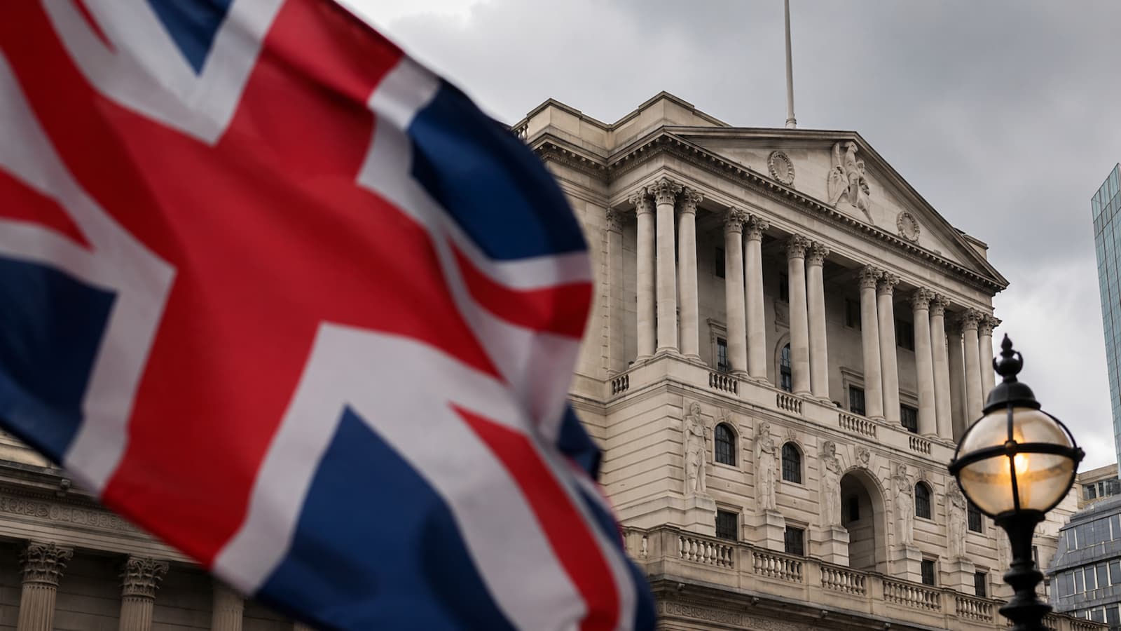 La inflación británica bajó a 2.6% pero el Banco de Inglaterra aún ve riesgos.