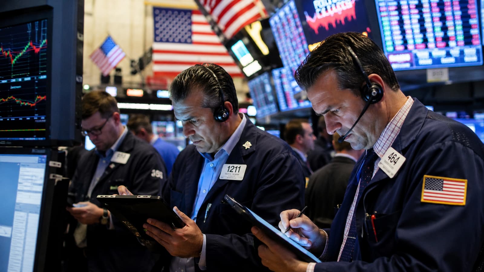Operadores en Wall Street durante una sesión marcada por chips bonos e Irán.