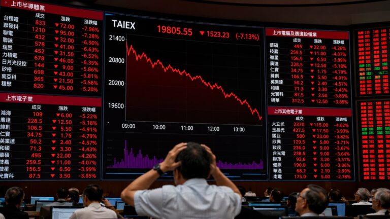 Pantallas de la Bolsa de Taiwán durante la caída del TAIEX y las acciones de chips.