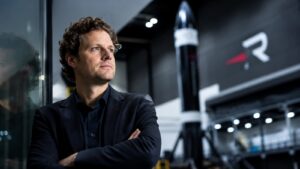 Peter Beck vendió acciones de Rocket Lab mediante un plan programado.