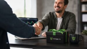 Programa de referidos de Titan FX con recompensa condicionada de 50 USD.