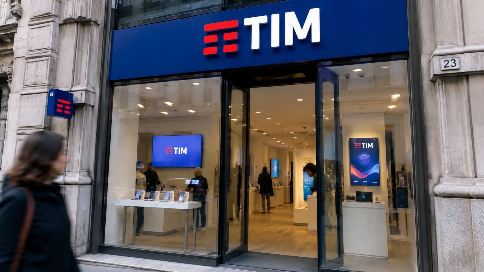 Una tienda de TIM en Italia mientras Poste Italiane abre la oferta por el control del grupo.