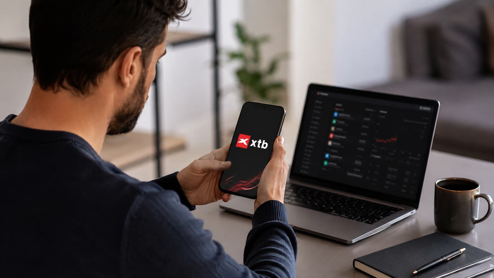 Usuario revisa costes y condiciones de una cuenta en XTB.