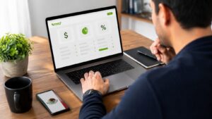 Usuario revisando comisiones de eToro antes de operar desde México