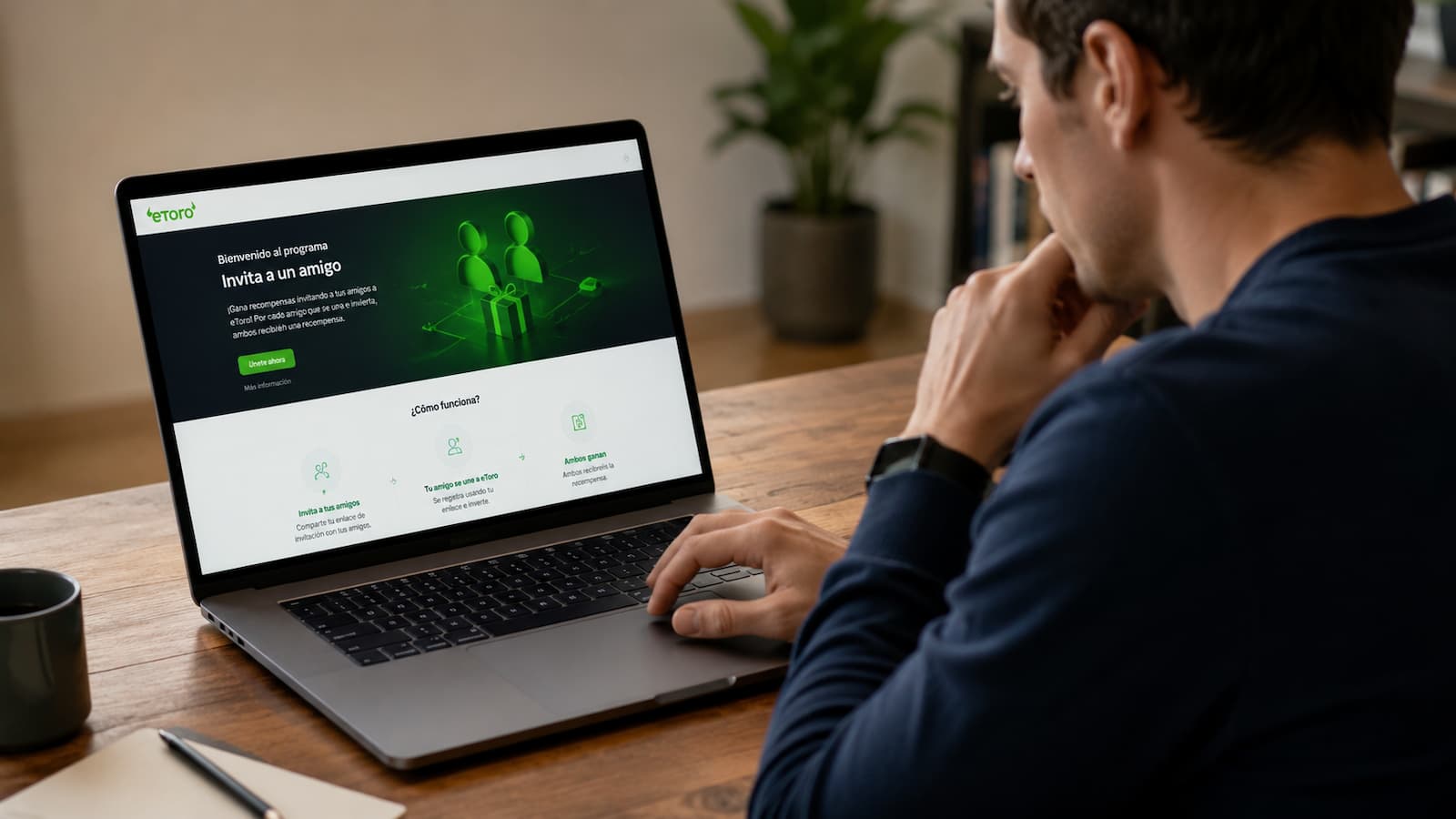 Usuario revisando condiciones de referidos en eToro antes de abrir cuenta
