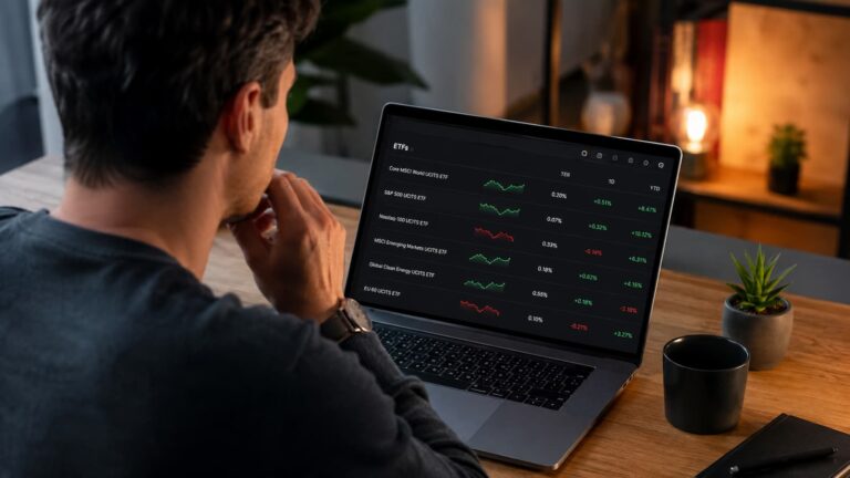 Usuario revisando costes de ETFs en una plataforma de trading