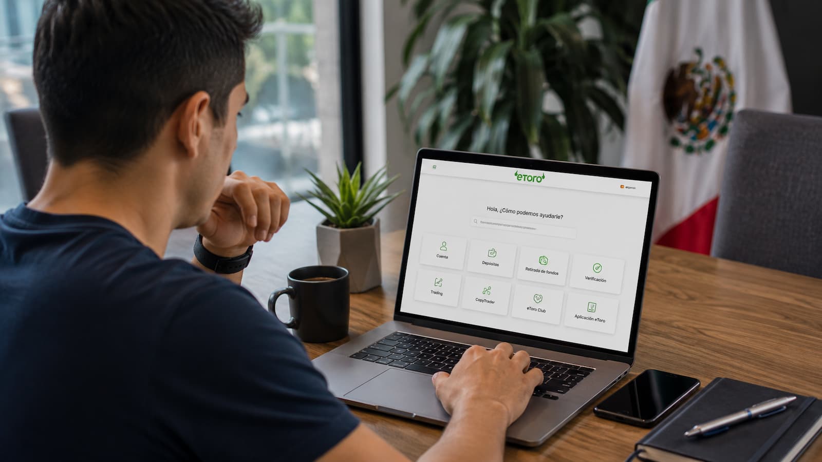 Usuario revisando el soporte de eToro desde México