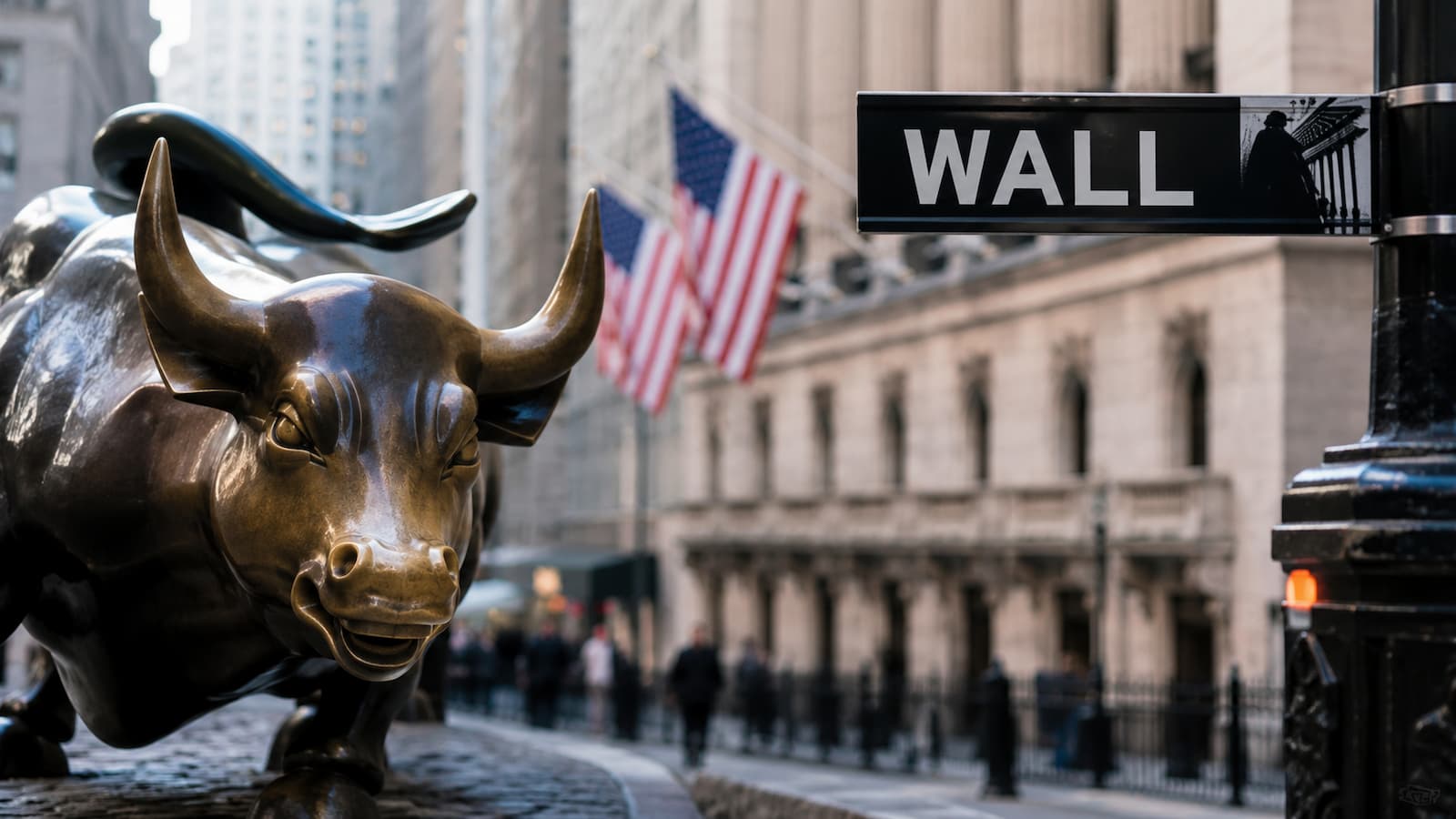 Wall Street se mantuvo casi plano ante el alza del petróleo y la espera de resultados.