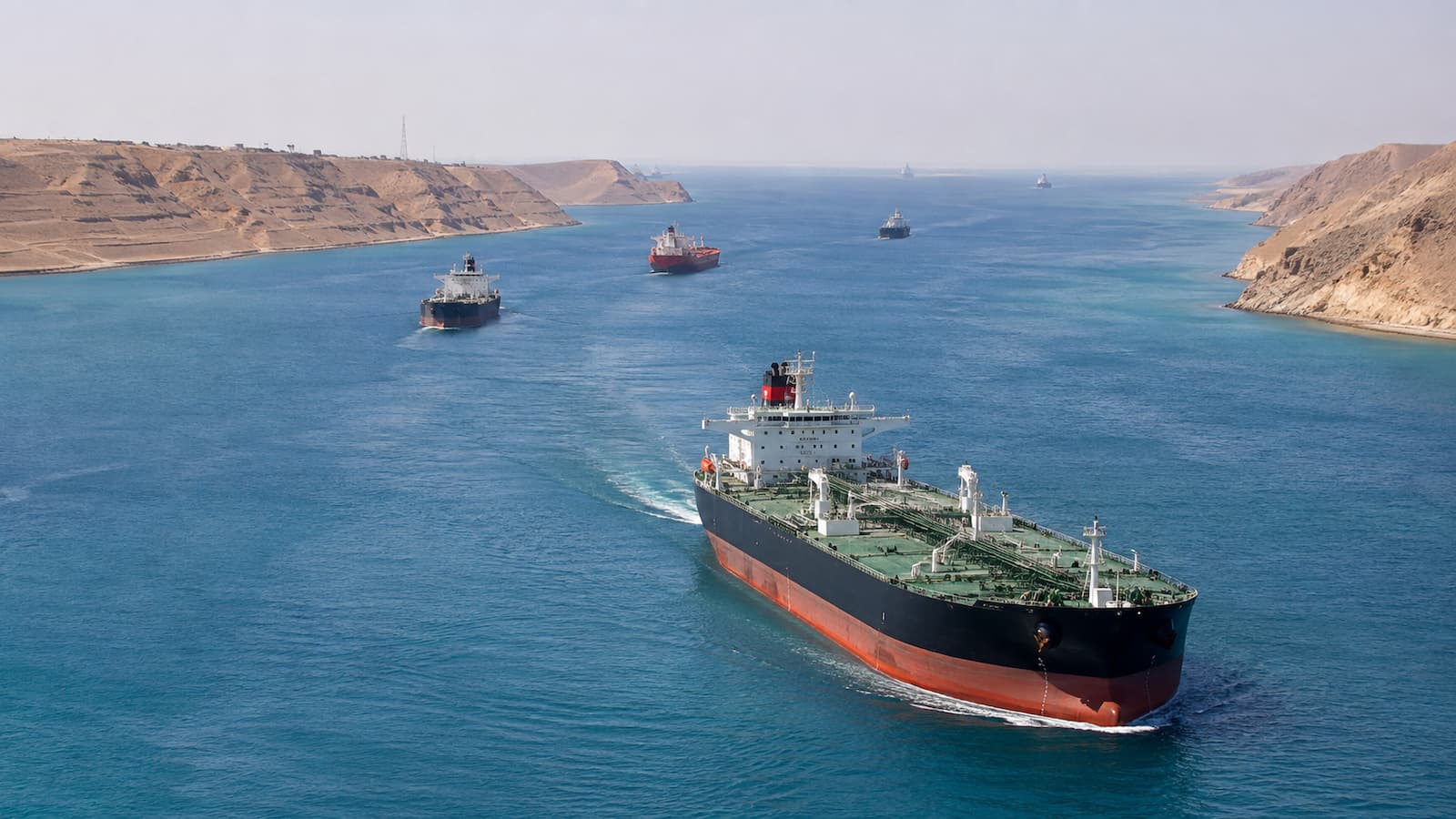 Buques en el estrecho de Ormuz foco de la prima geopolítica que vuelve a pesar sobre el petróleo.