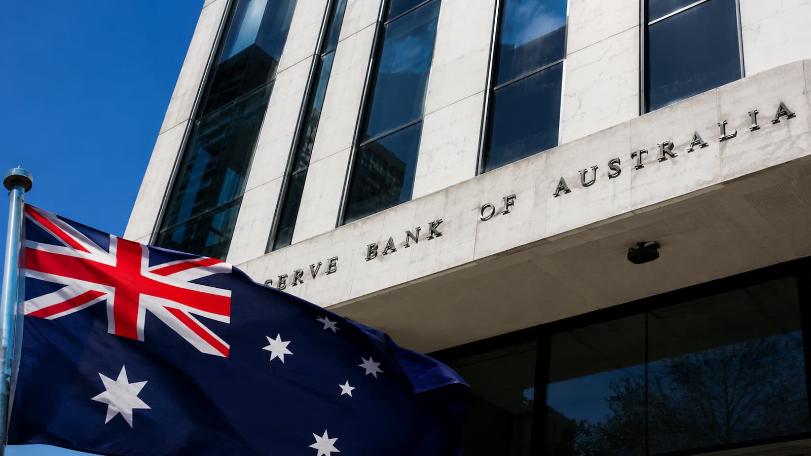 El RBA mantiene 4.35% y el AUD USD asimila una pausa todavía restrictiva.