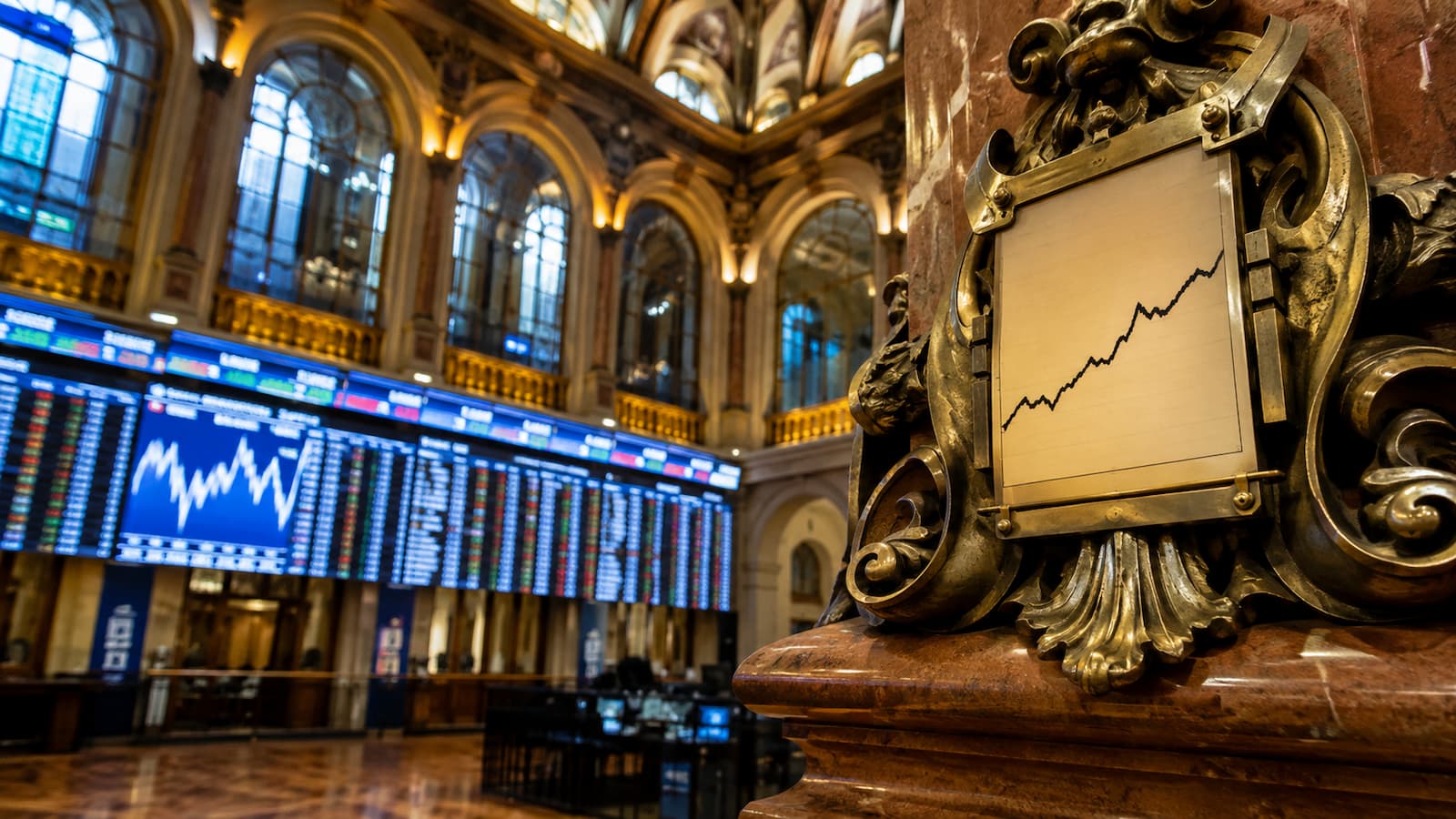 La banca lleva al IBEX 35 sobre 20 000 puntos ante la menor exposición tecnológica de España.