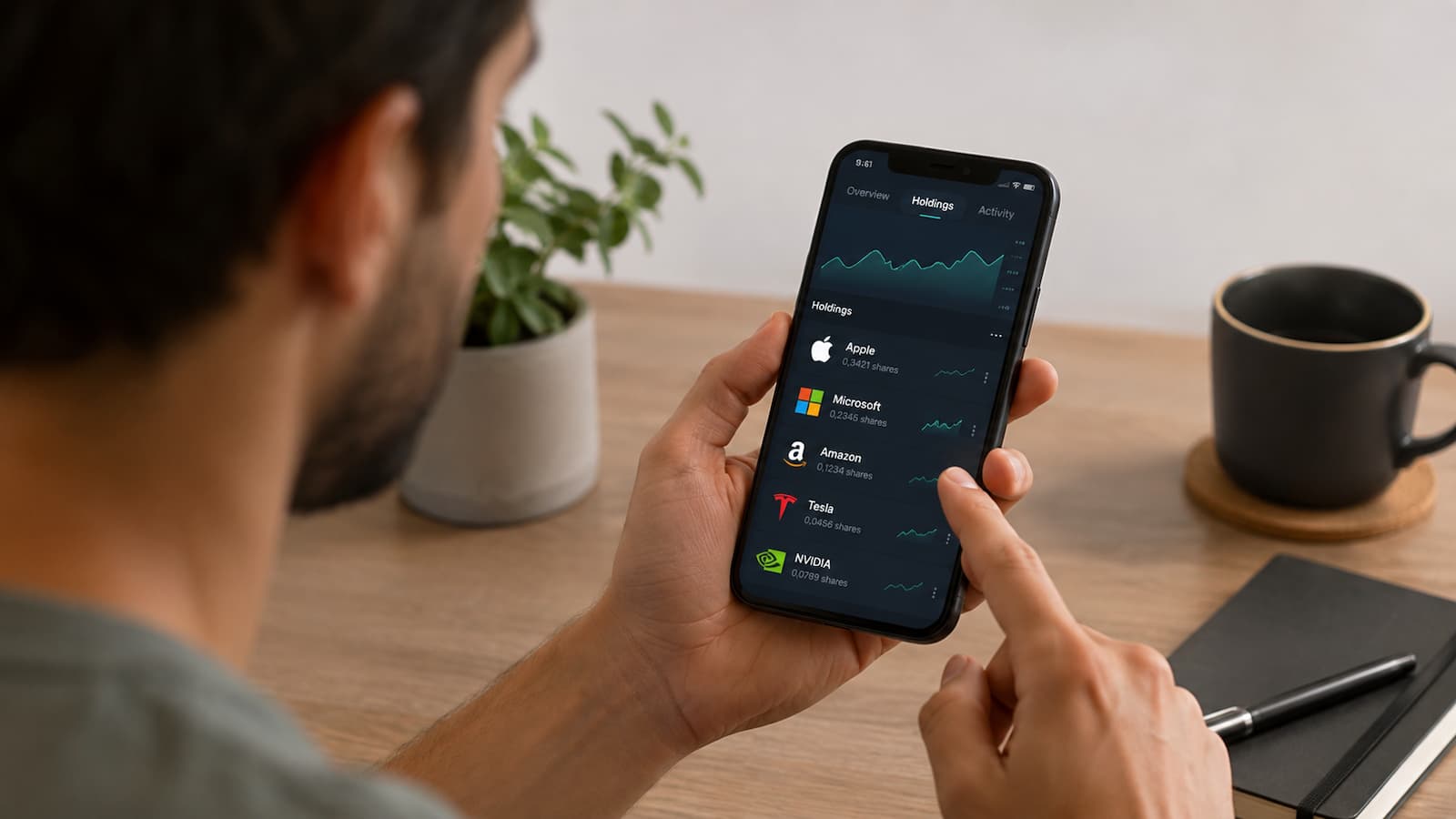 Usuario revisa la custodia de acciones fraccionadas en una app de trading