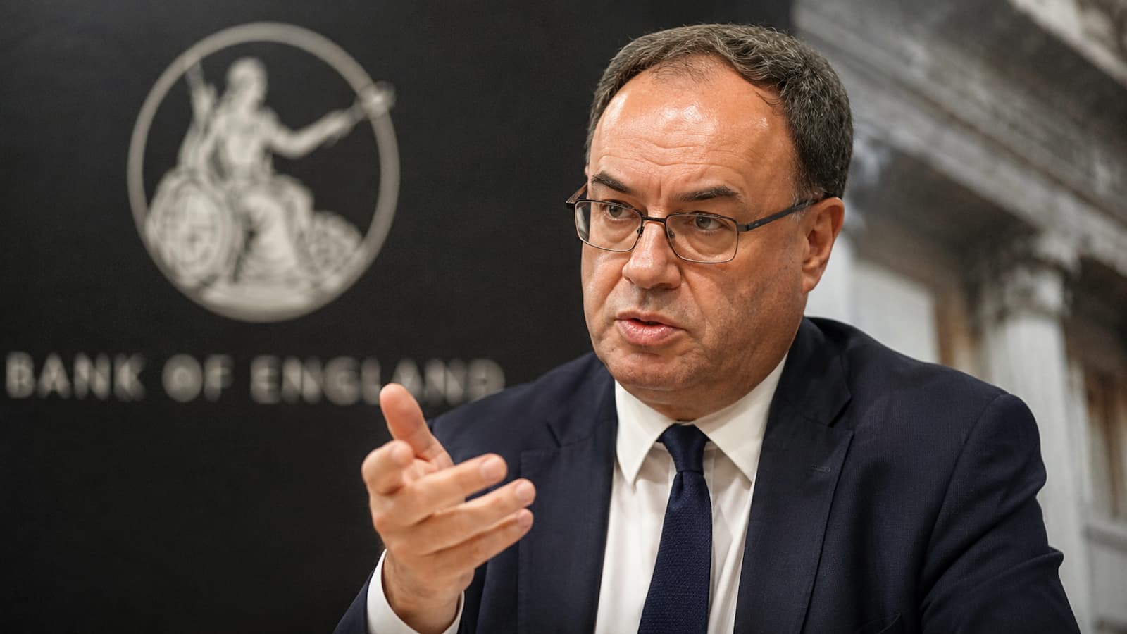Andrew Bailey gobernador del Banco de Inglaterra vuelve al foco antes del 4 de septiembre.