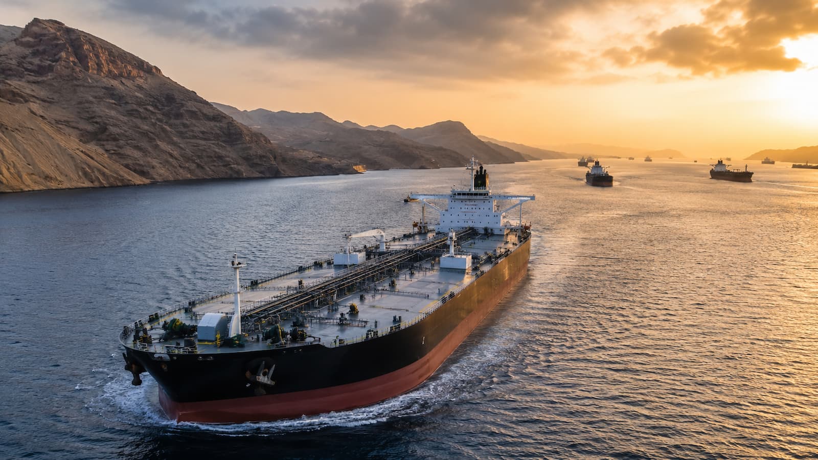 Petroleros cruzan Ormuz mientras sube el riesgo para crudo seguros e inflación.